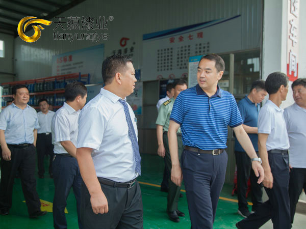 嘉祥縣縣委書記周生宏，視察天蘊(yùn)漆業(yè)公司