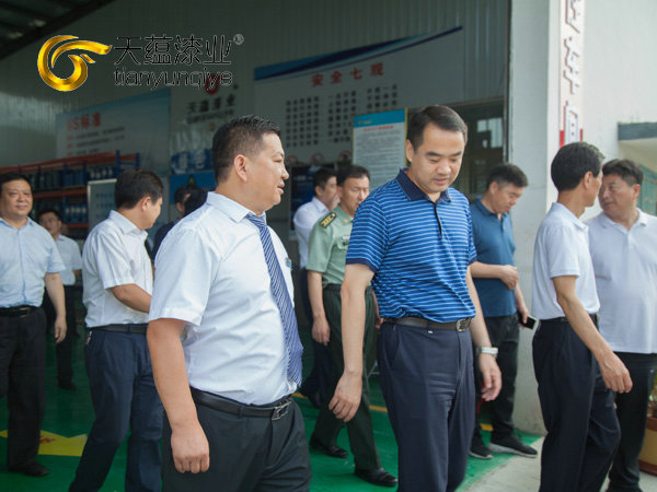 嘉祥縣縣委書記周生宏，視察天蘊(yùn)漆業(yè)公司