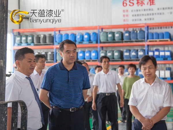 嘉祥縣縣委書記周生宏，視察天蘊(yùn)漆業(yè)公司